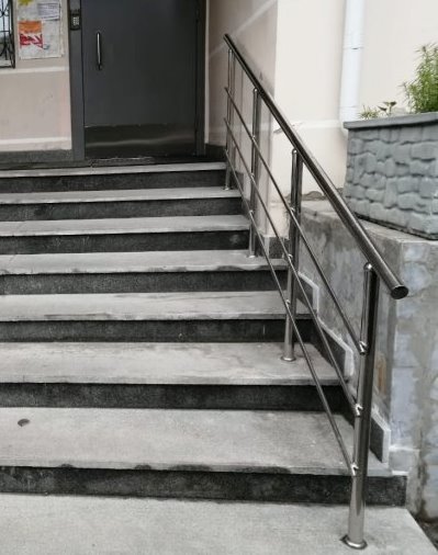 Перила для крыльца у многоквартирного дома, ул. Онежская, 10