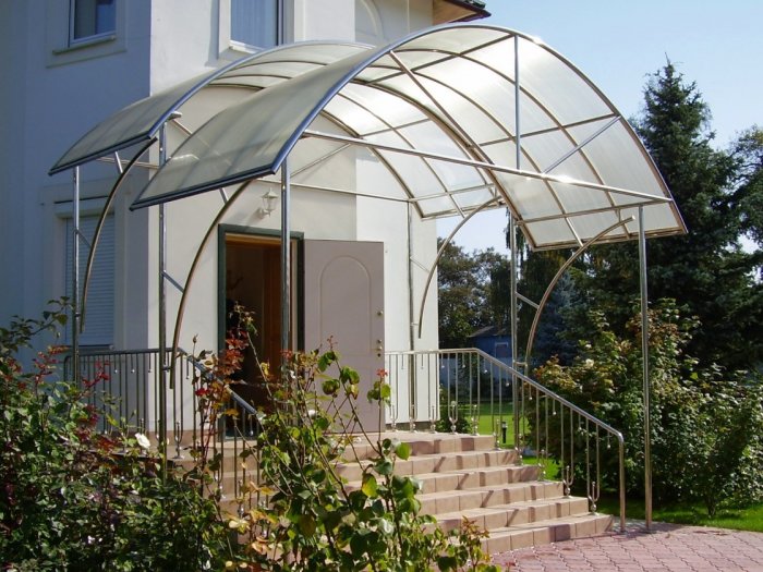 Советы строительства поликарбонатного навеса