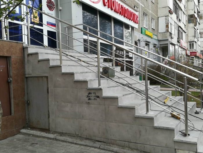 Ограждения крыльца с ригелями, г. Екатеринбург, ул. Пехотинцев