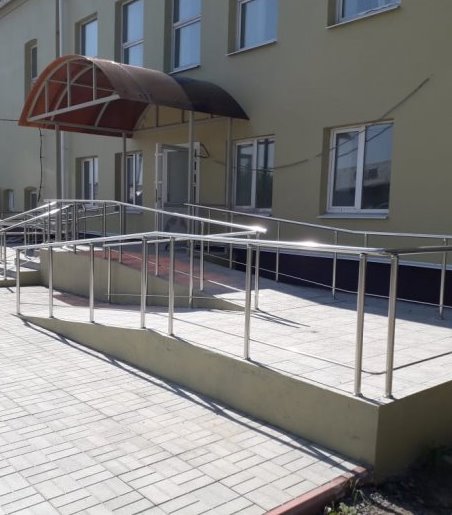 Ограждения крылец и пандусов у офисного здания в г. Камышлов