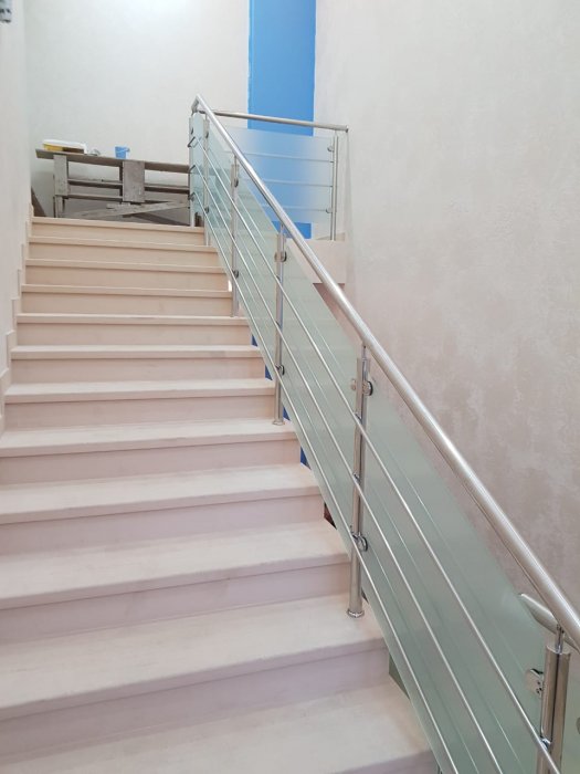 Лестничные ограждения со стеклом и ригелями, пос. Прохладный, Свердловская обл.