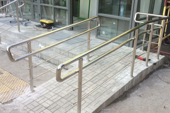 Ограждения крыльца и пандуса, магазин Пятерочка, ул. Победы 10