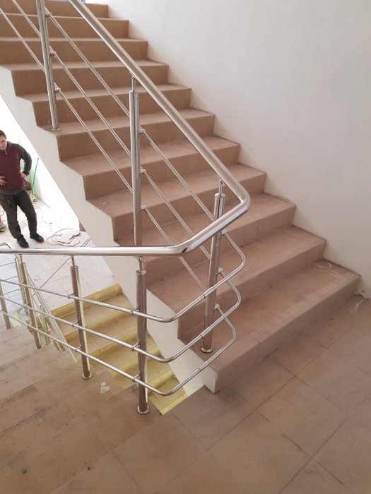 Ограждения лестничного марша в офисном здании, п. Базовый