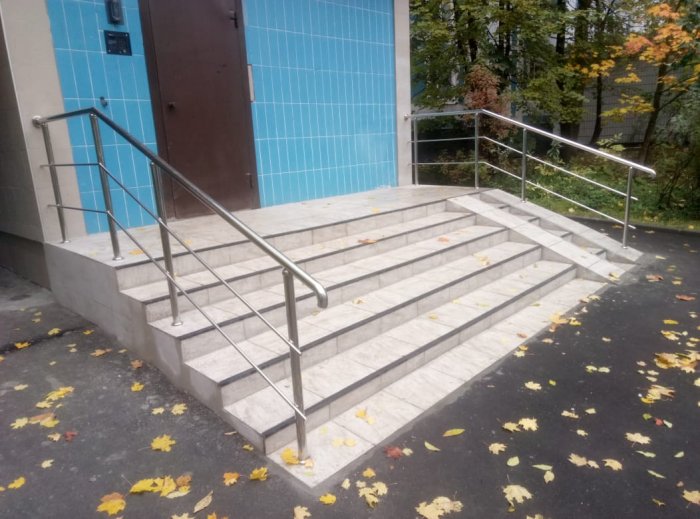 Ограждение крыльца дома, Москва