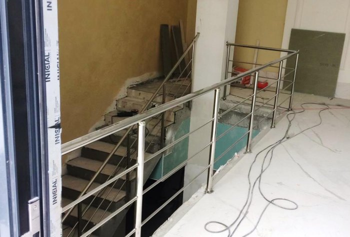 ЖК Ривьера - ограждения лестниц из галереи в подвал