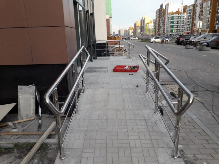 Ограждения крыльца и пандуса для магазина «Пятёрочка», Екатеринбург, ул. Академика Сахарова