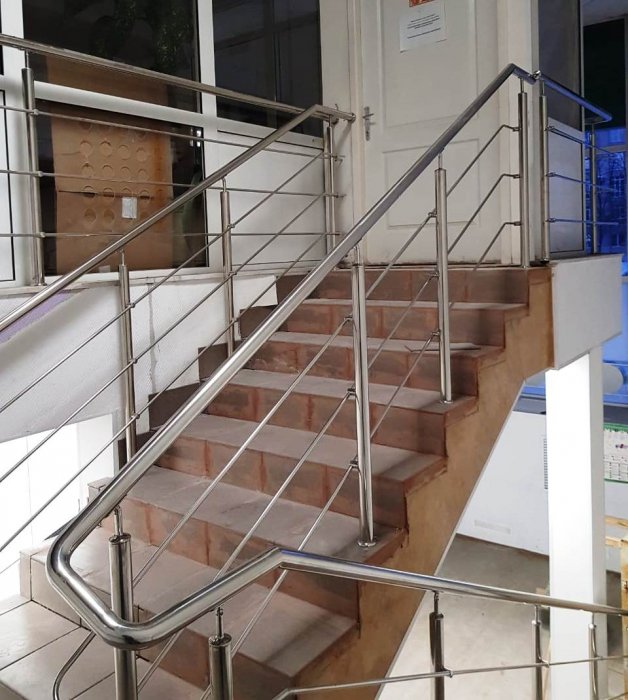 Внутреннее ограждение в офисе Мегафон