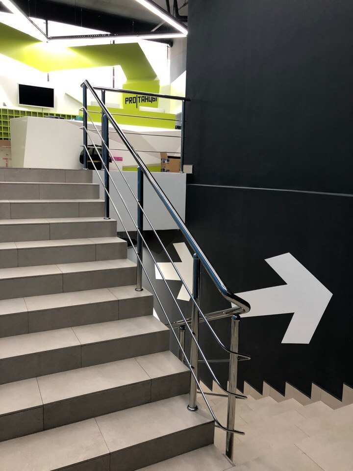 Выполнили монтаж лестничных ограждений в Танцевальном Центре PROТАНЦЫ