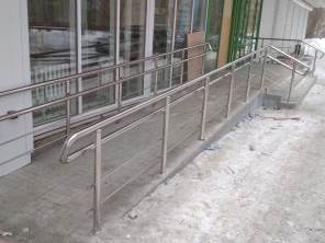 Ограждения крыльца с пандусом. Екатеринбург, ул. Блюхера 75/1