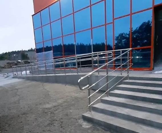 Ограждение для пандуса у офисного здания, г. Ревда