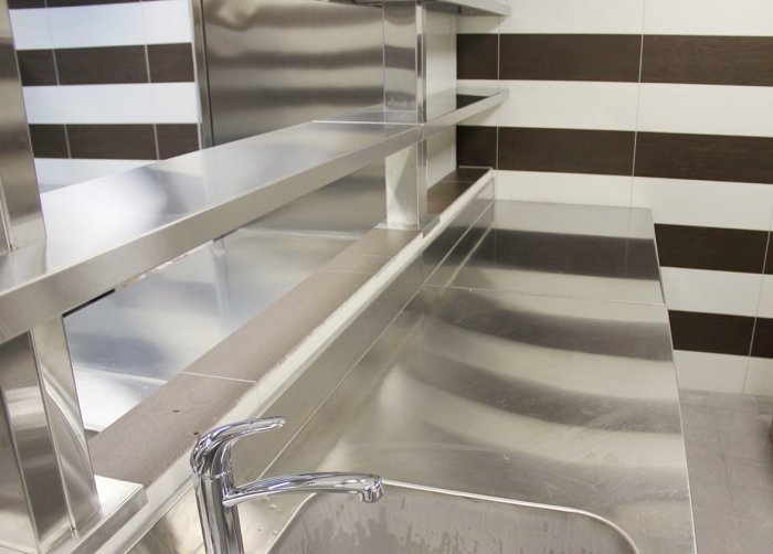 В интерьере и снаружи – нержавеющая сталь