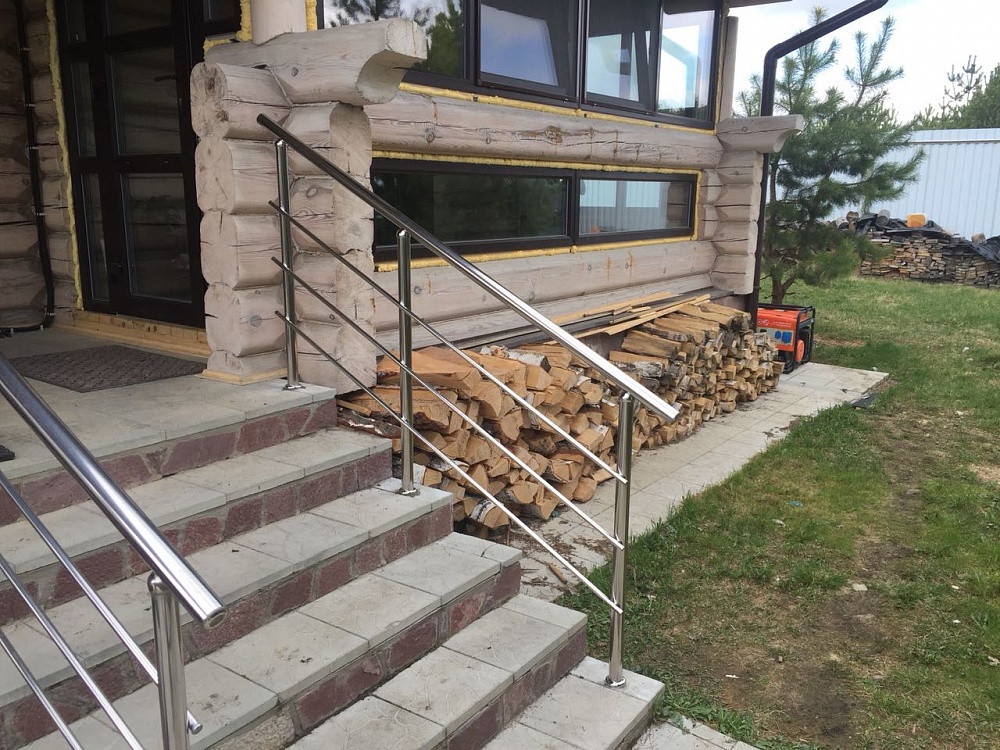 Ограждение крыльца с лестницей в коттедже