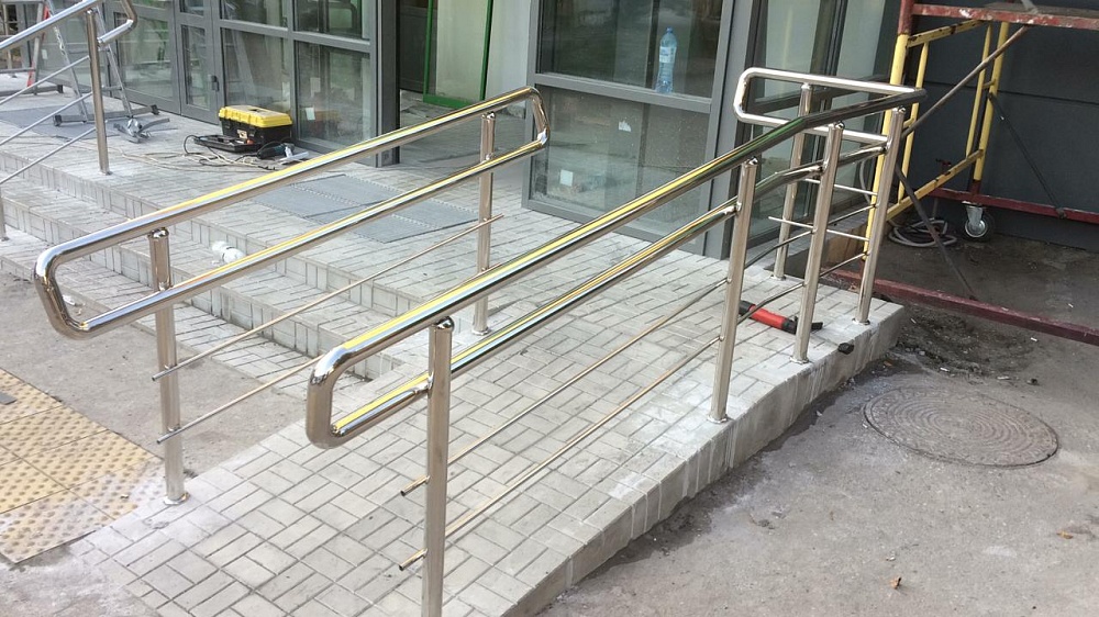 Ограждения крыльца и пандуса, магазин Пятерочка, ул. Победы 10