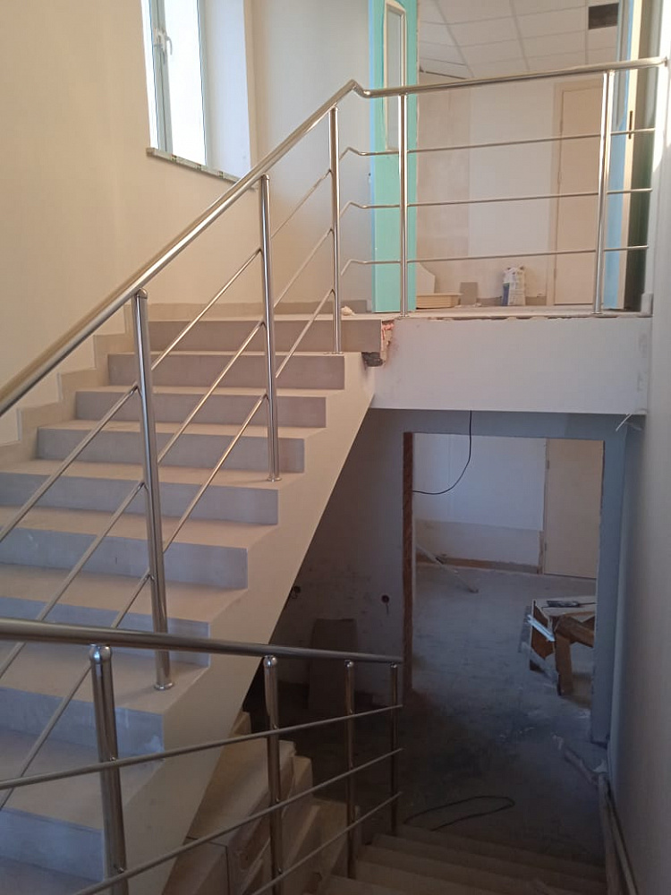 Ограждения лестниц в клинике УГМК, г. Серов