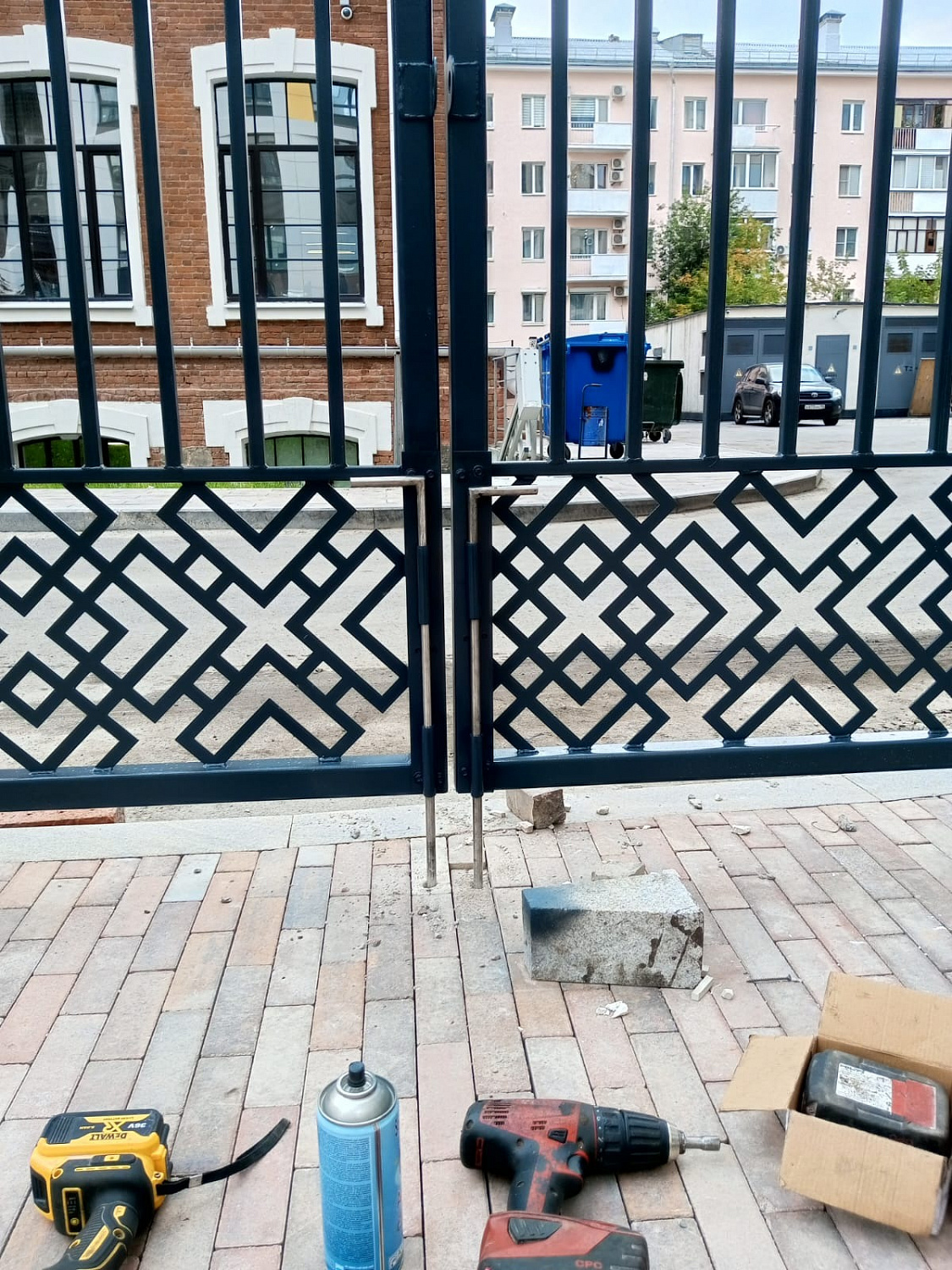 Изготовление и монтаж уличных ограждений из чёрного металла, ЖК Ленина 8