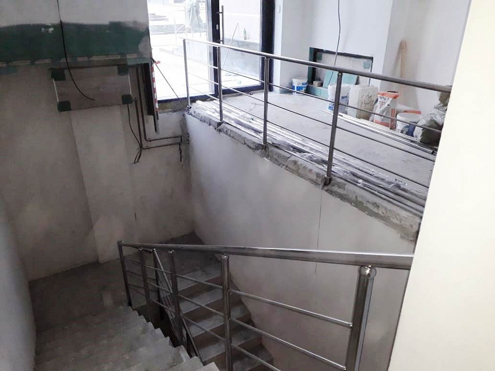 ЖК Ривьера - ограждения лестниц из галереи в подвал