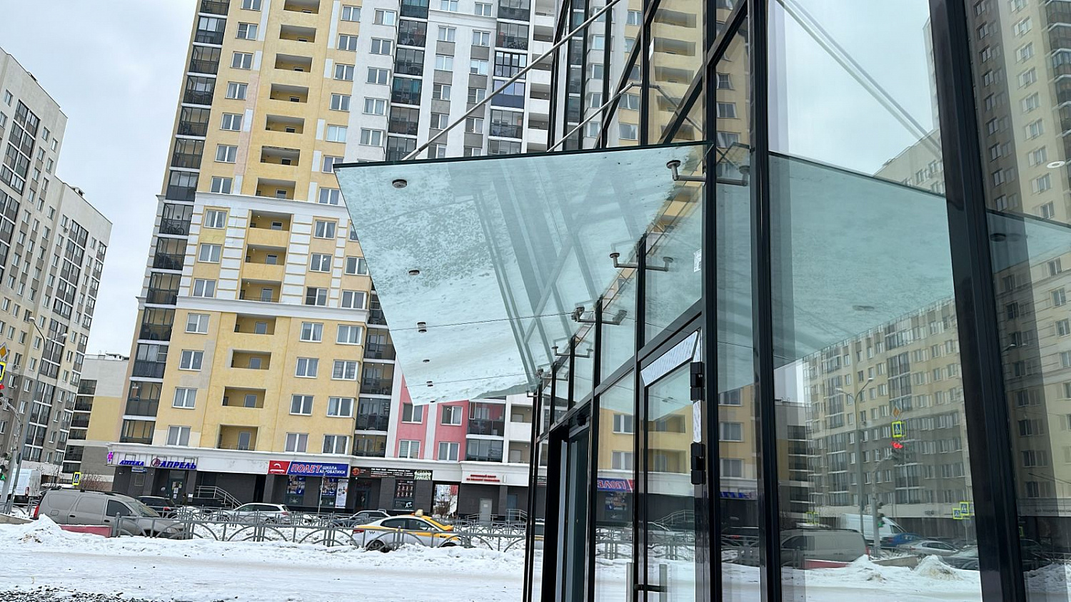 Стеклянный козырек на вантах. Екатеринбург, ул. Рябинина,21