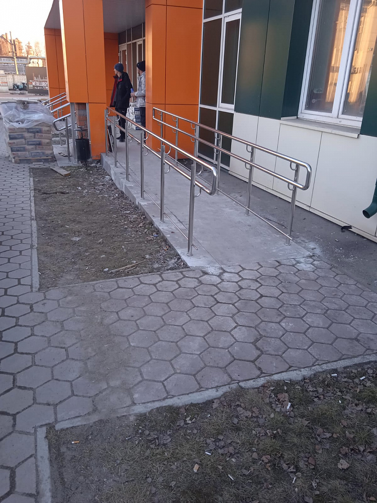 Ограждение крылец с пандусами в клинике УГМК, г. Серов