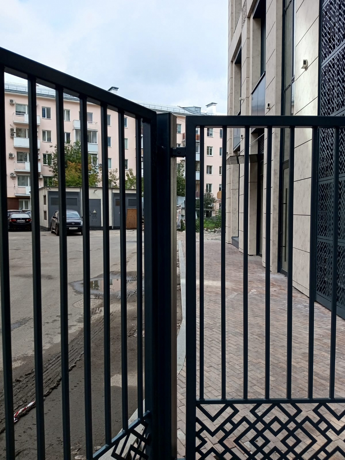 Изготовление и монтаж уличных ограждений из чёрного металла, ЖК Ленина 8