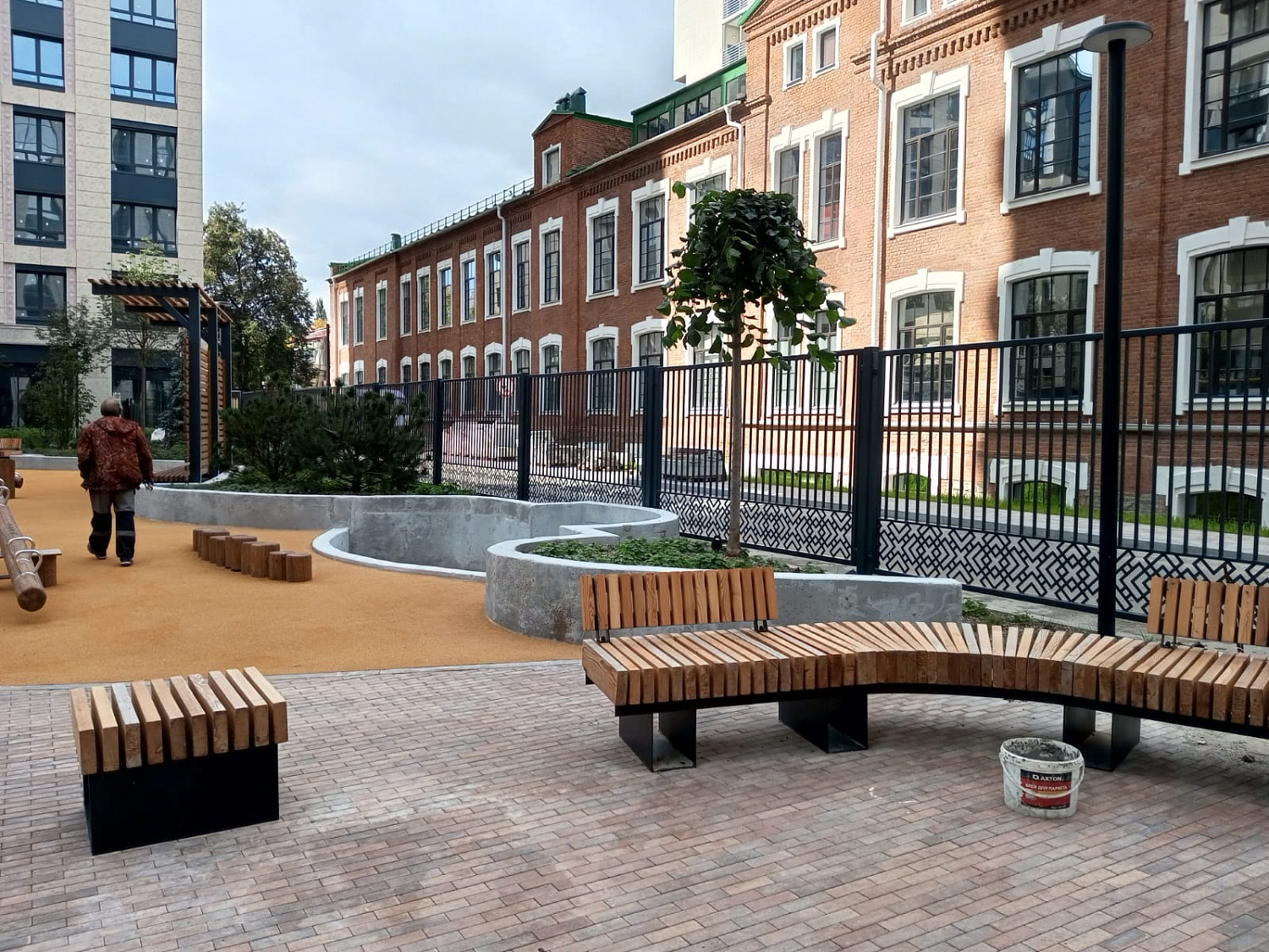 Изготовление и монтаж уличных ограждений из чёрного металла, ЖК Ленина 8