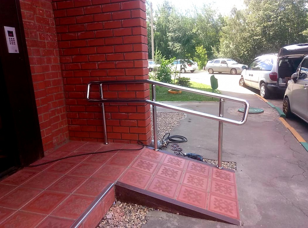Ограждения пандуса и пристенный поручень. г. Москва