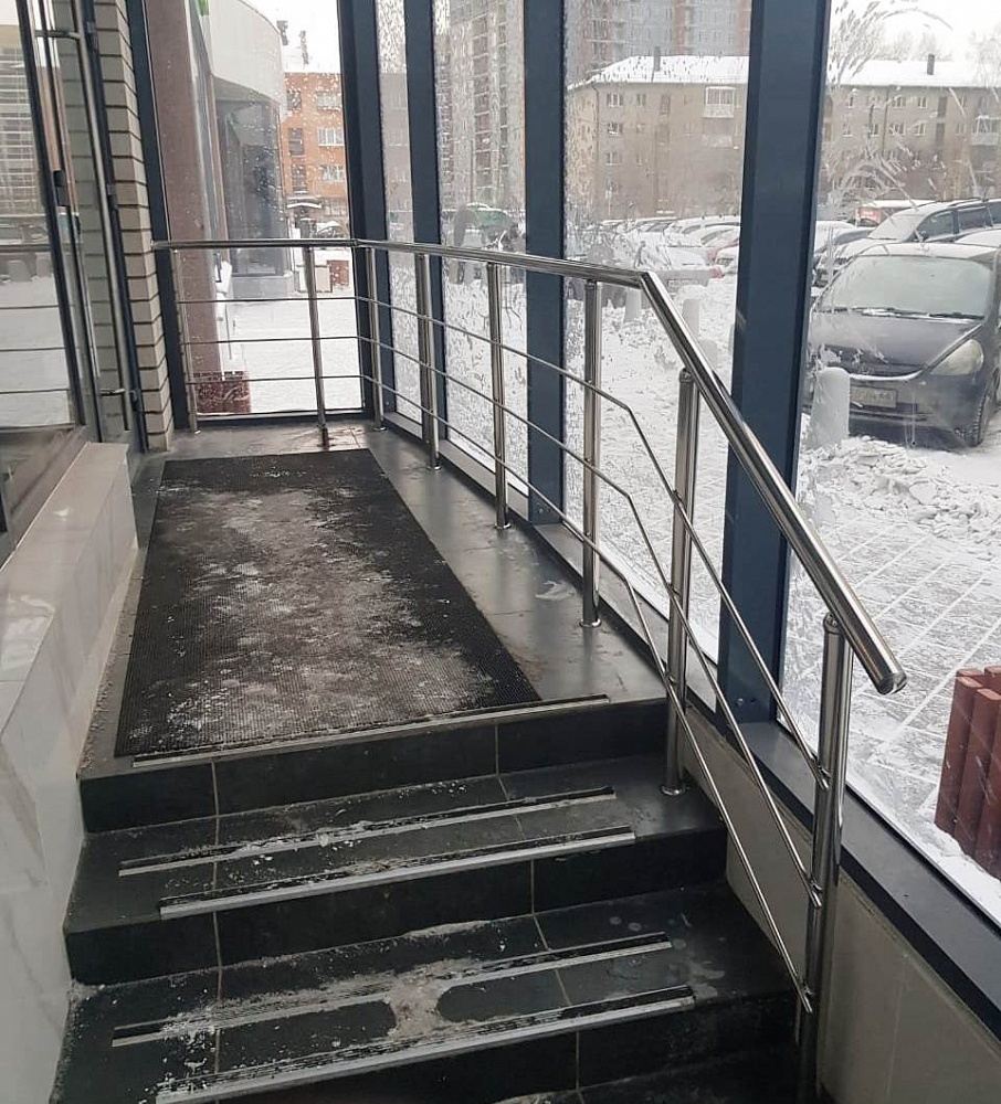 Ограждения во входной группе жилого дома