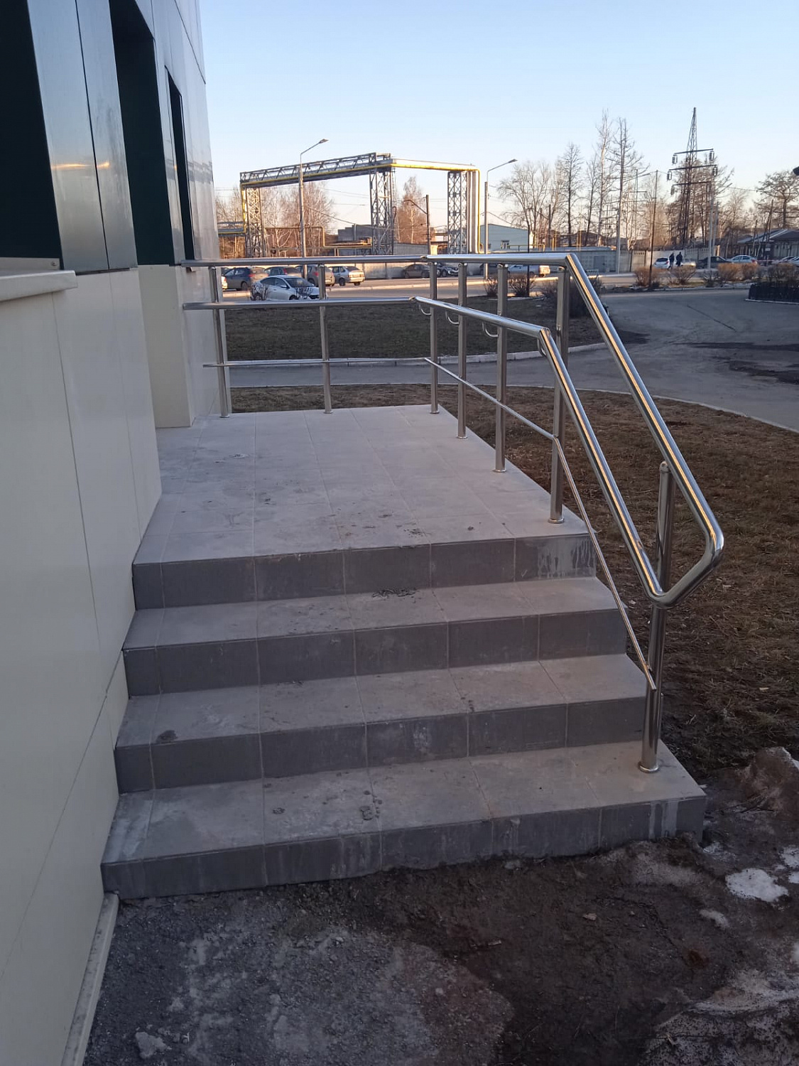 Ограждение крылец с пандусами в клинике УГМК, г. Серов